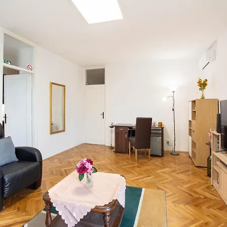 Grof Apartment *